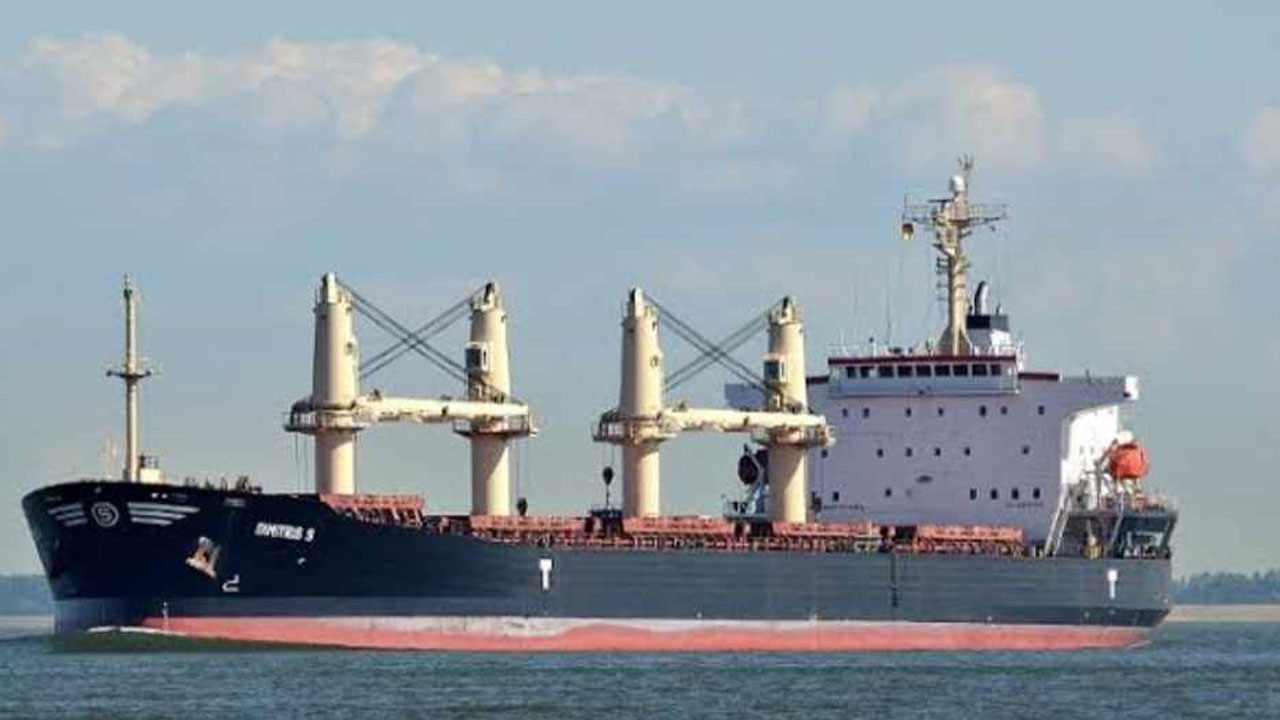 মোংলা বন্দরে খালাস হচ্ছে  আর্জেন্টিনা থেকে আসা ২০ হাজার টন গম